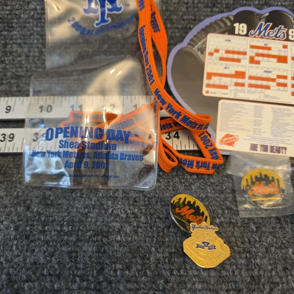 Vintage New York Mets Lot One Size MLB Baseball Pins‎ Keychain Lanyard Schedule